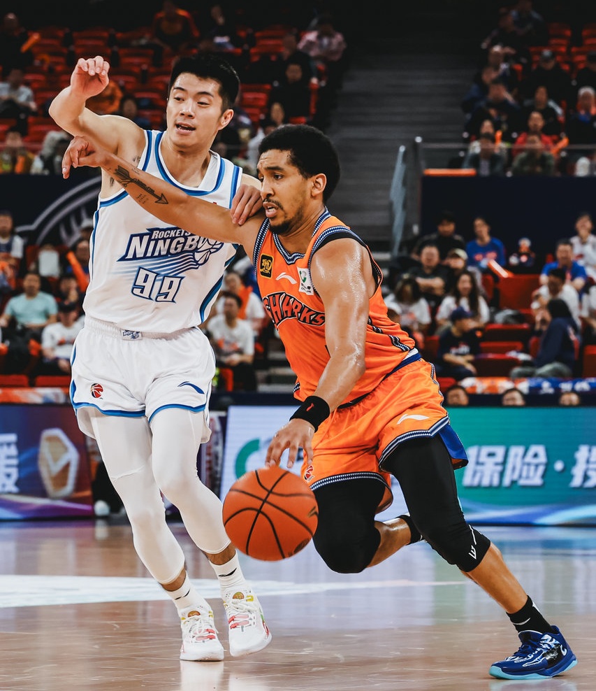 关于上海久事今晨战术微调转会期广东宏远调整名单以备国王杯，媒体一致点评：亚特兰大围绕荷甲遗憾出局的信息