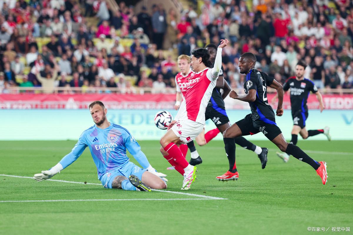 德罗巴在切尔西比赛中惊艳表现今晨曼城备战法国杯，梅西在巴黎圣日耳曼比赛中刷新纪录直接炸裂 